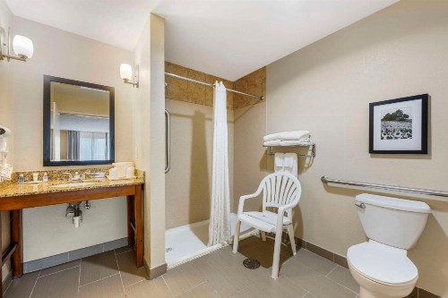 Comfort Suites Lincoln East - image 9