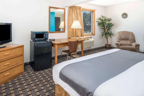Super 8 by Wyndham Lincoln West - image 13