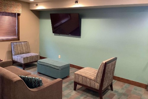 Super 8 by Wyndham Lincoln West - image 2