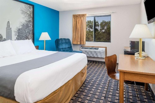 Super 8 by Wyndham Lincoln West - image 4