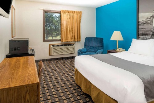 Super 8 by Wyndham Lincoln West - image 8