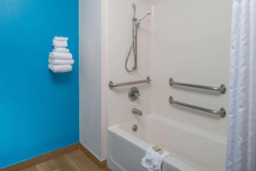 Super 8 by Wyndham Lincoln West - image 9