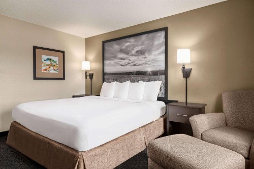 Super 8 by Wyndham Lincoln North - image 13