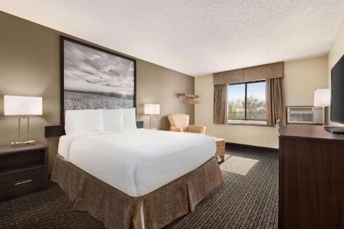 Super 8 by Wyndham Lincoln North - image 14