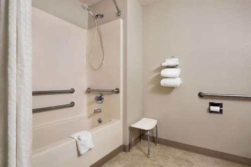 Super 8 by Wyndham Lincoln North - image 16