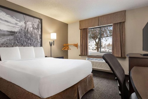 Super 8 by Wyndham Lincoln North - image 17