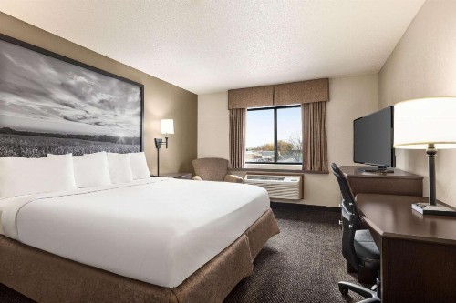 Super 8 by Wyndham Lincoln North - image 18