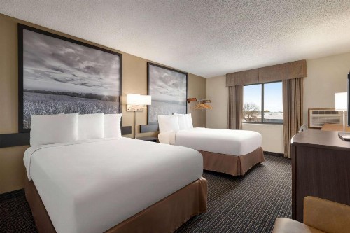Super 8 by Wyndham Lincoln North - image 2