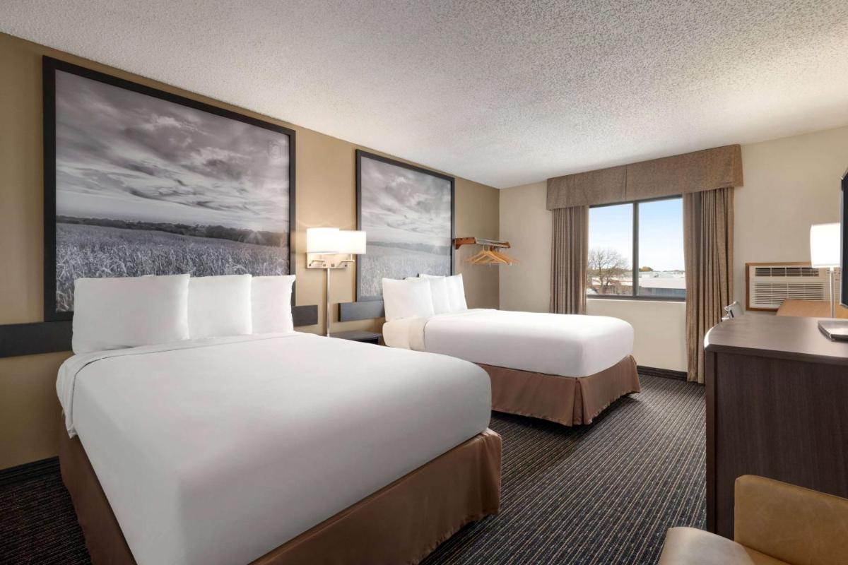 Super 8 by Wyndham Lincoln North - image 2