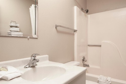 Super 8 by Wyndham Lincoln North - image 23
