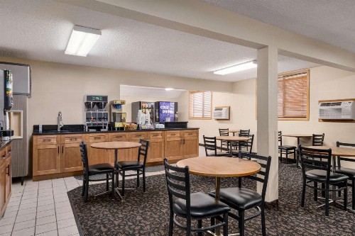 Super 8 by Wyndham Lincoln North - image 24