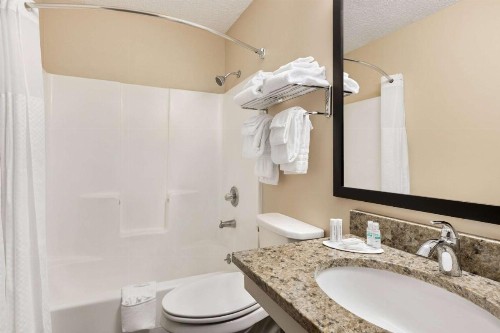 Super 8 by Wyndham Lincoln North - image 25