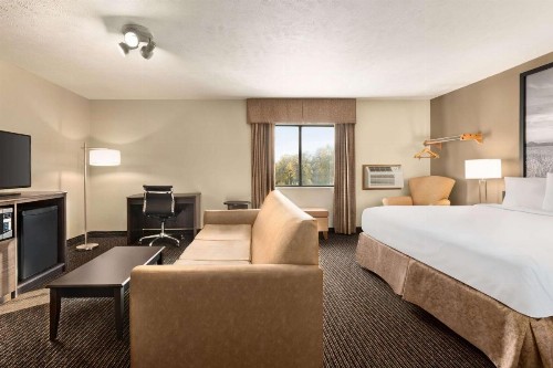 Super 8 by Wyndham Lincoln North - image 27