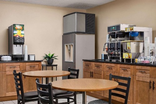 Super 8 by Wyndham Lincoln North - image 28
