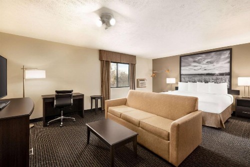 Super 8 by Wyndham Lincoln North - image 3