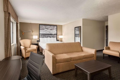 Super 8 by Wyndham Lincoln North - image 35