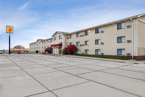 Super 8 by Wyndham Lincoln North - image 38