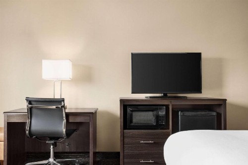 Super 8 by Wyndham Lincoln North - image 6