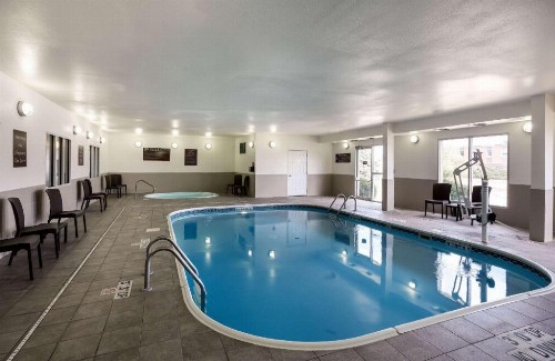 Comfort Suites University - image 15