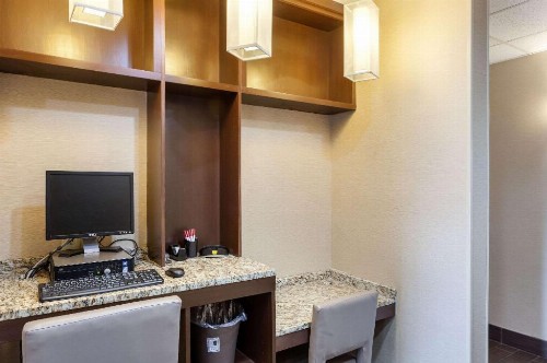 Comfort Suites University - image 18