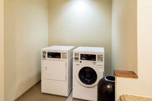 Comfort Suites University - image 23