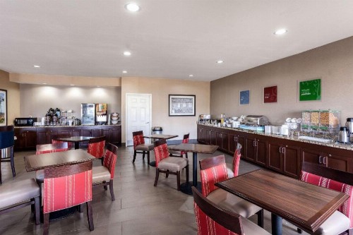 Comfort Suites University - image 3