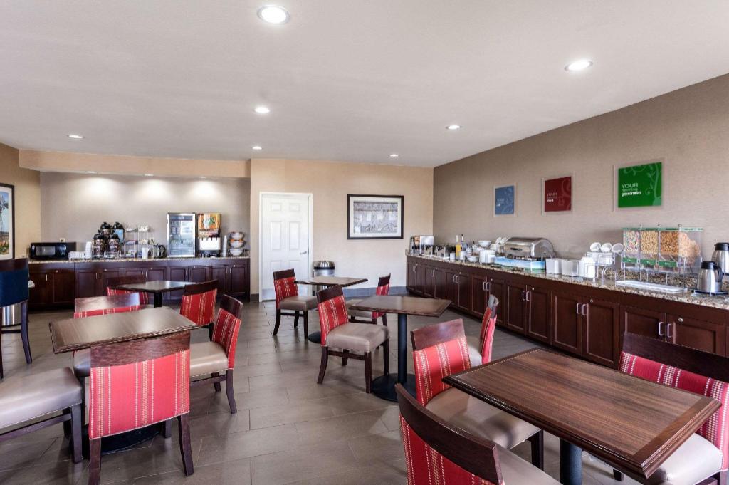 Comfort Suites University - image 3