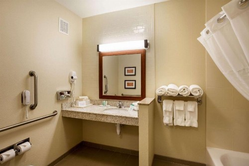 Comfort Suites University - image 40