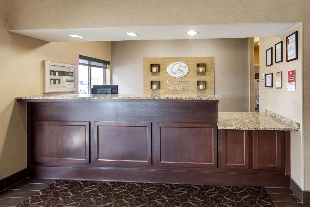 Comfort Suites University - image 5