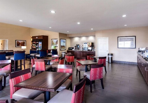 Comfort Suites University - image 6