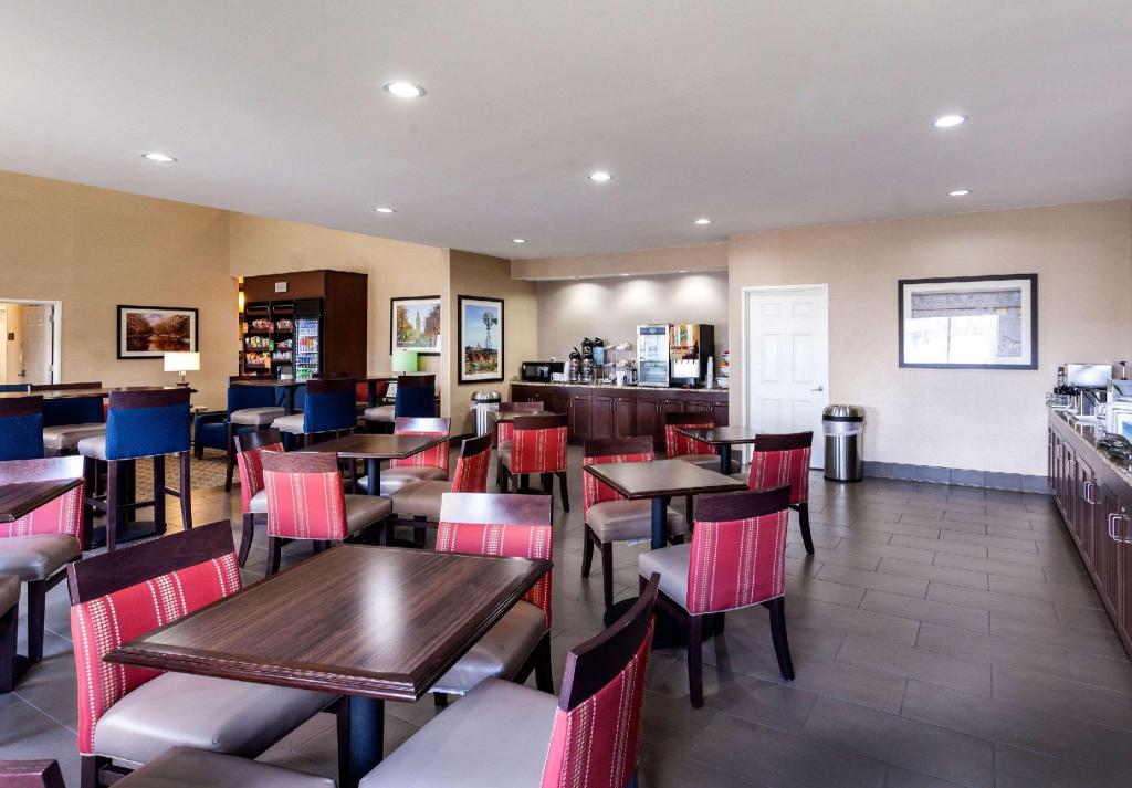 Comfort Suites University - image 6