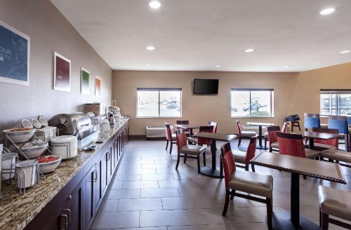 Comfort Suites University - image 7