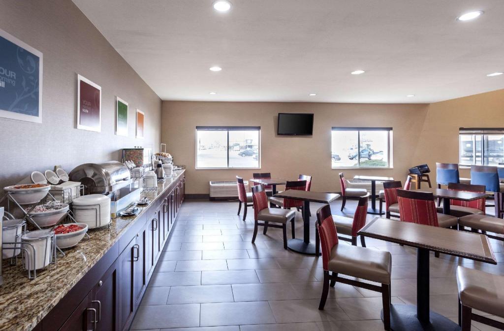 Comfort Suites University - image 7