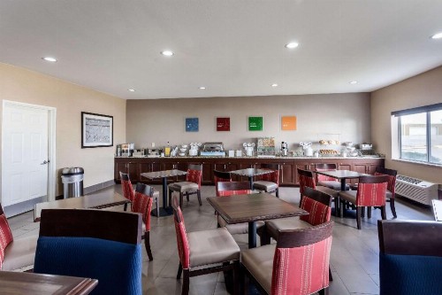 Comfort Suites University - image 9