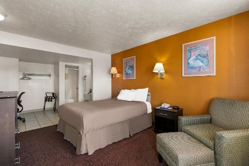 Americas Best Value Inn - Lincoln - image 12