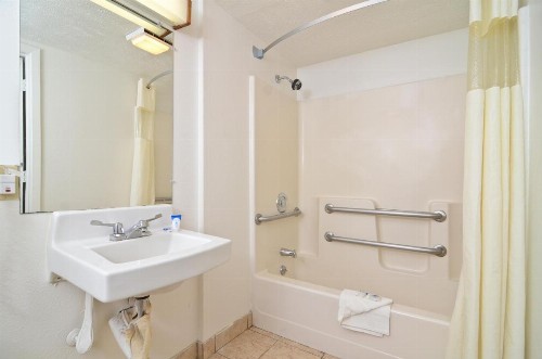 Americas Best Value Inn - Lincoln - image 18