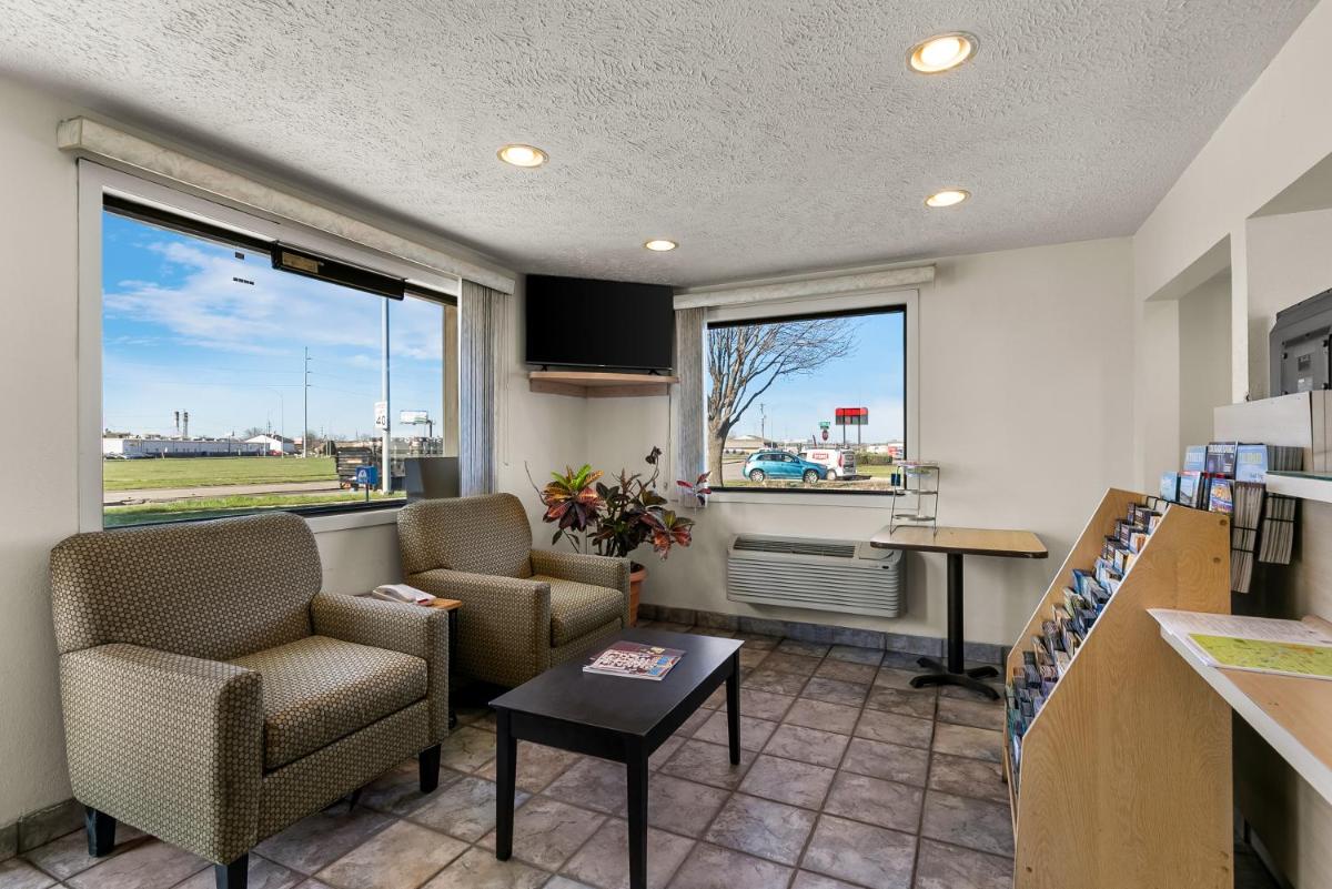 Americas Best Value Inn - Lincoln - image 2