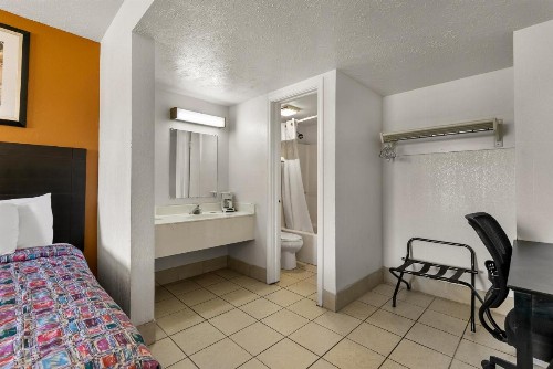 Americas Best Value Inn - Lincoln - image 20