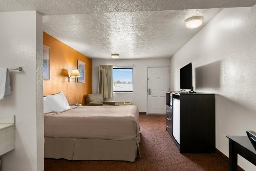 Americas Best Value Inn - Lincoln - image 23