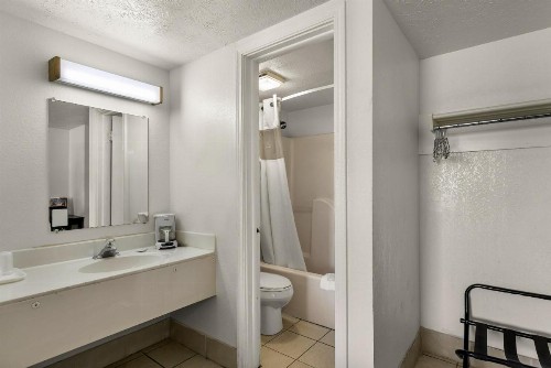 Americas Best Value Inn - Lincoln - image 30
