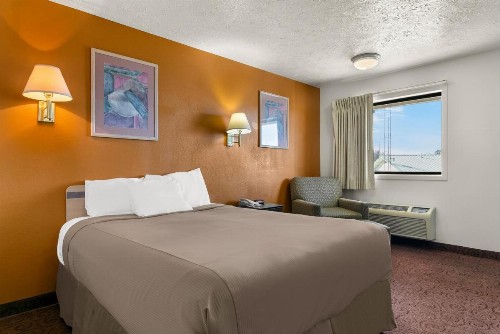 Americas Best Value Inn - Lincoln - image 5