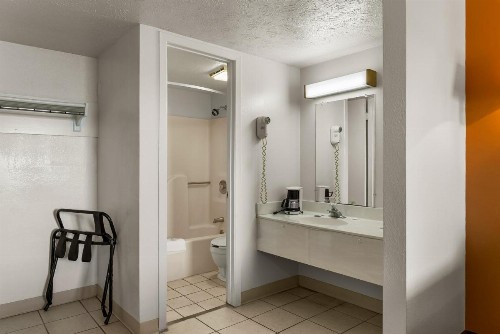 Americas Best Value Inn - Lincoln - image 6