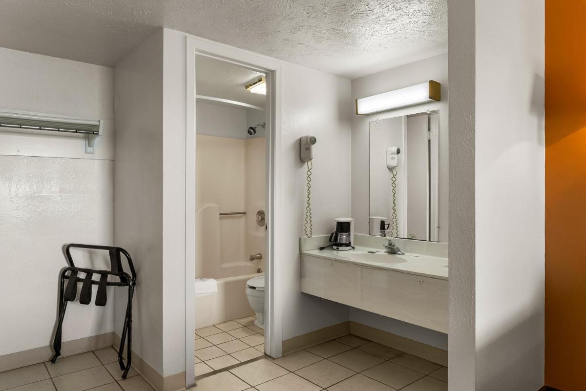 Americas Best Value Inn - Lincoln - image 6