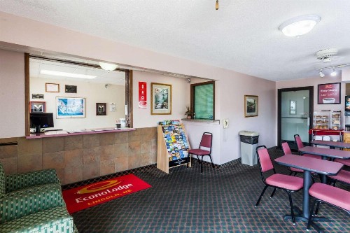 Econo Lodge Lincoln - image 11