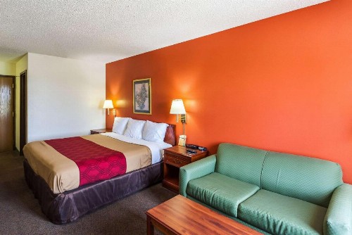 Econo Lodge Lincoln - image 21