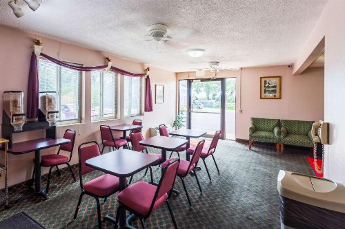 Econo Lodge Lincoln - image 22