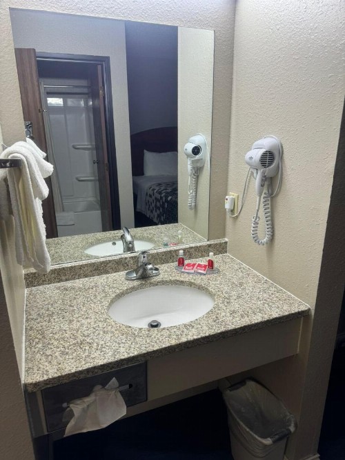 Econo Lodge Lincoln - image 35