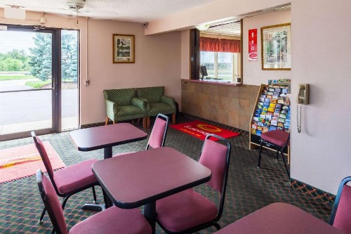 Econo Lodge Lincoln - image 40