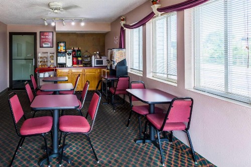 Econo Lodge Lincoln - image 42