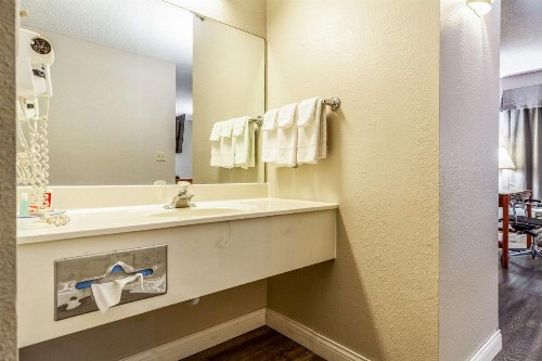Econo Lodge Lincoln - image 43